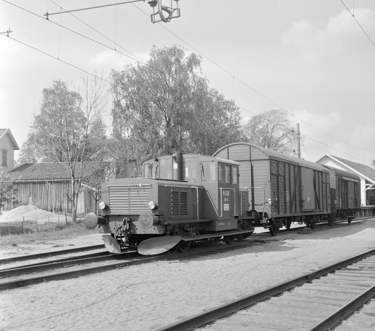 Skiftetraktor Skd 214 nr. 81 og godsvogner på Askim stasjon.