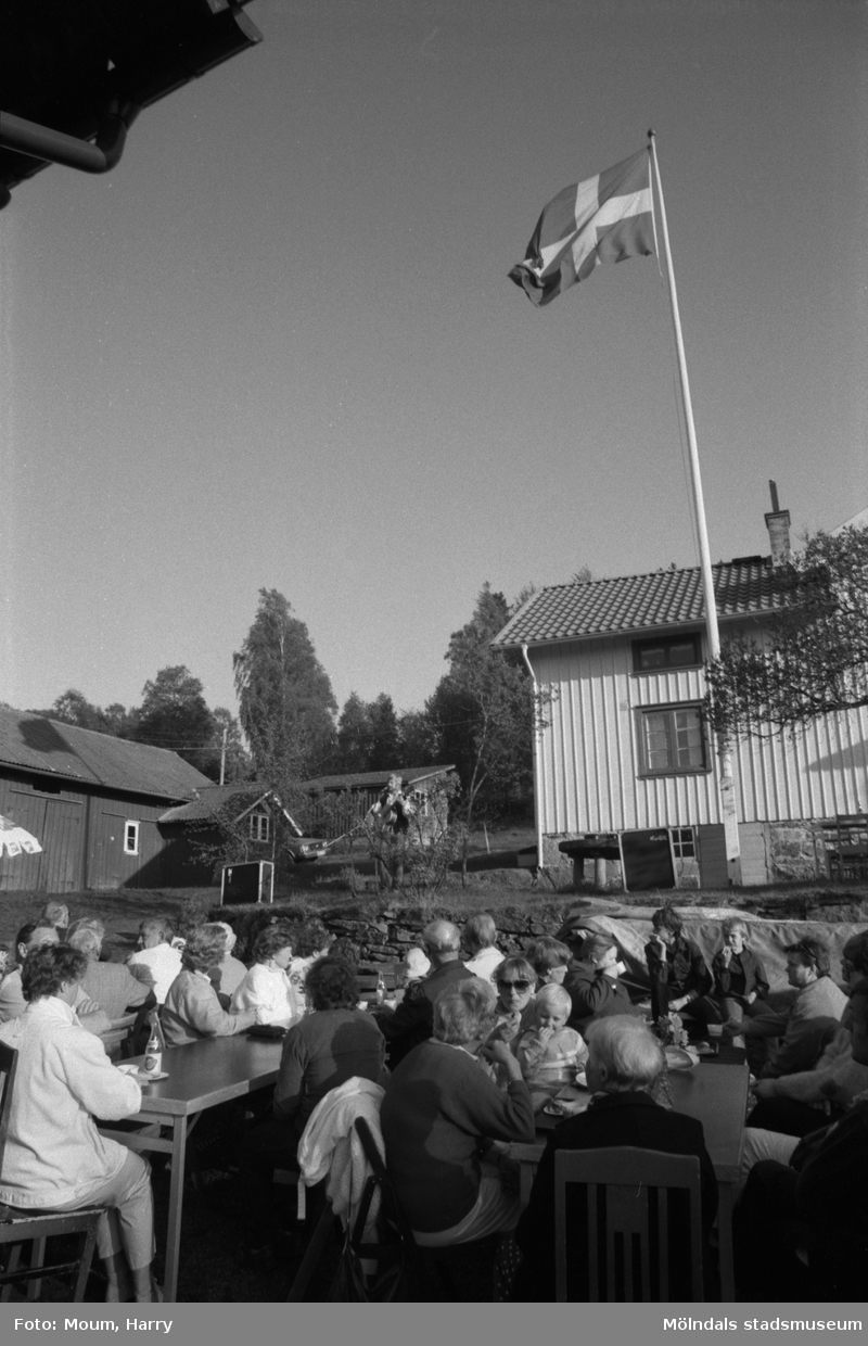 Årets första sommarkafé på Börjesgården i Hällesåker, år 1985. Trubadur Ingvar Gunnarsson underhåller.

För mer information om bilden se under tilläggsinformation.