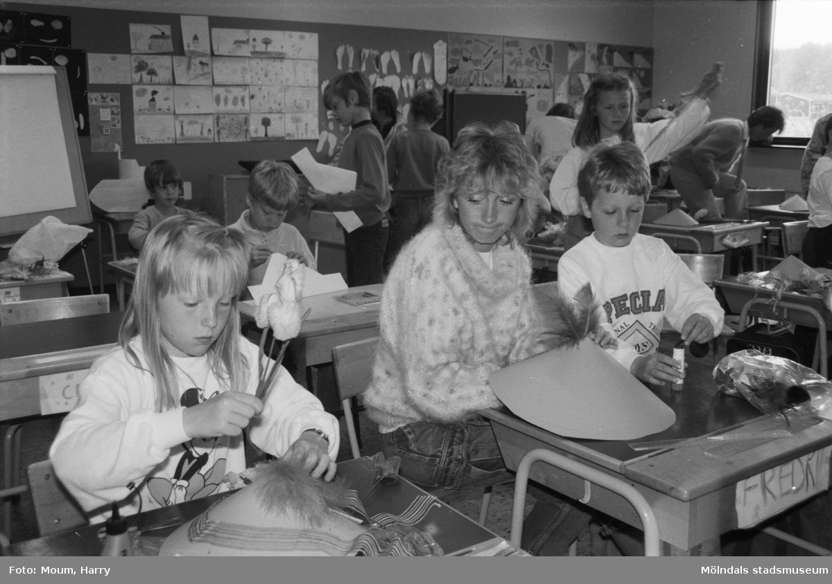 Skolans dag på Liveredsskolan i Kållered, år 1985.

För mer information om bilden se under tilläggsinformation.