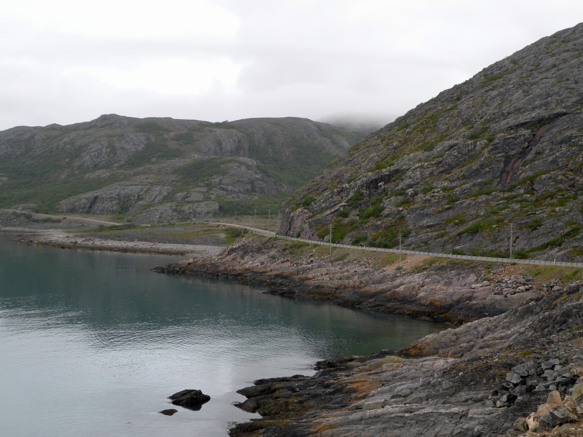 Ca 115 stolper, typisk rikskurs. Stolpelengden er tilpasset terrenget for å minske belastningen på stolpene. Det er brukt jern nr 3, og sannsynligvis 3,3 mm koppertråd. Kursen er fremdeles i bruk (2011). Kursen går mellom Vadsø og Alta, og stedet Landersfjord ligger ved Laksefjorden mellom Ifjord og Kunes.