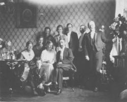 Dette er muligens et brullypsbildet. I midten sitter i så fa