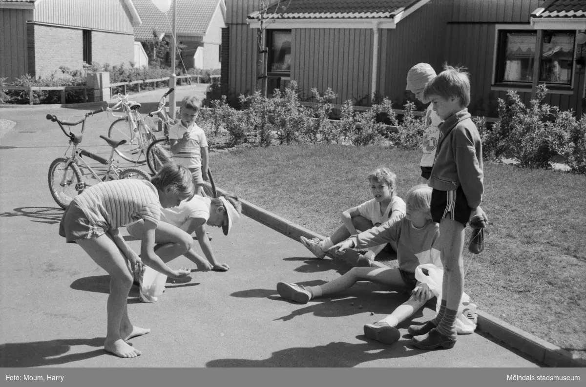 Firande av Kyrkängens dag i Lindome, år 1985. "Att spela kula är även populärt i Kyrkängen."

För mer information om bilden se under tilläggsinformation.