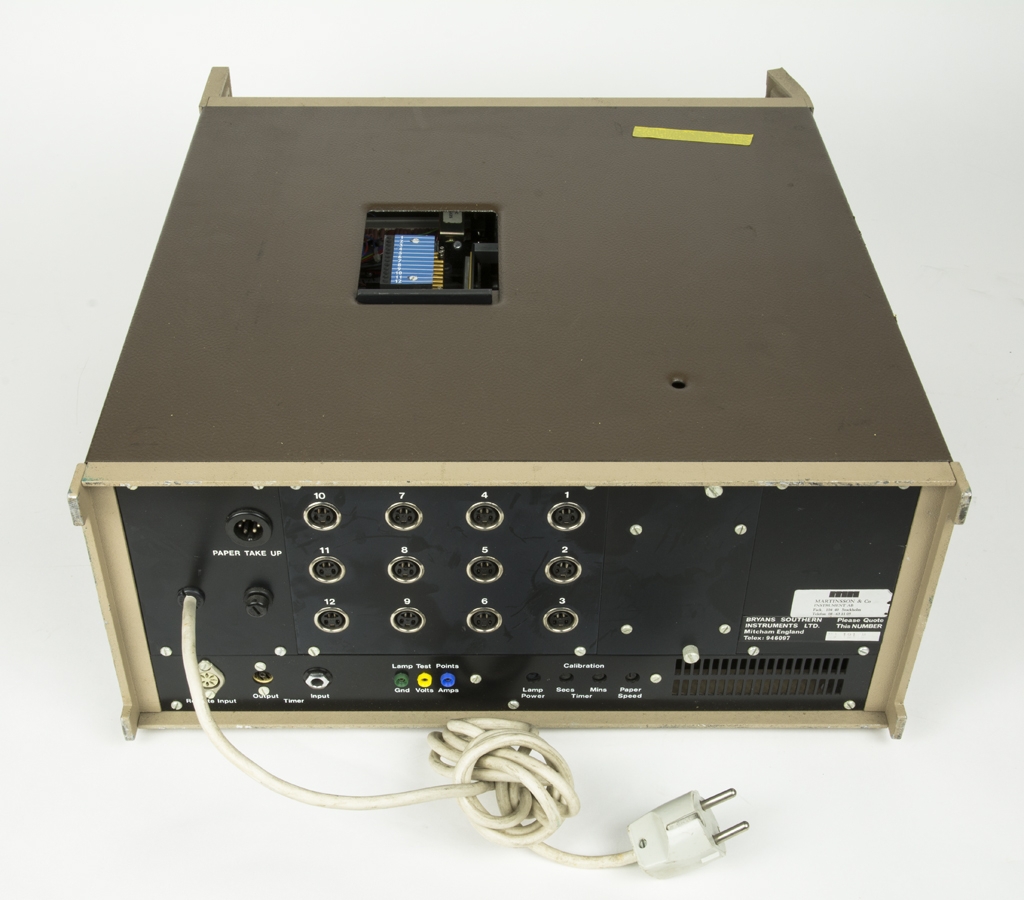 Ultra-violet Oscillograf 40 000. Oscillograf är ett elektriskt mätinstrument för registrering av snabba elektriska förlopp. Slingoscillografen har som visare spegel och ljusstråle. Elektronstråleoscillograf använder istället en elektronstråle som visare. Oscillografen är inspelningsbar samt med digitaldisplay.