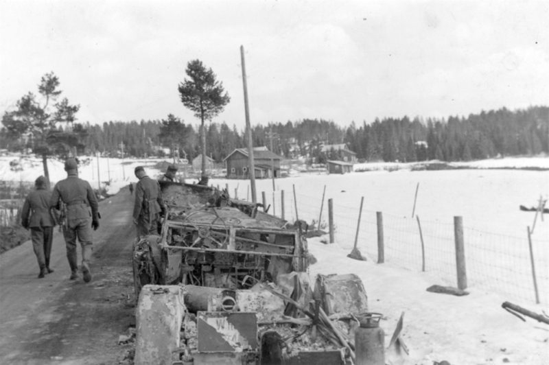 Utbrente tyske kjøretøy etter kampen ved Grøndalen. Foto, Øyvind Leonsens billedsamling.