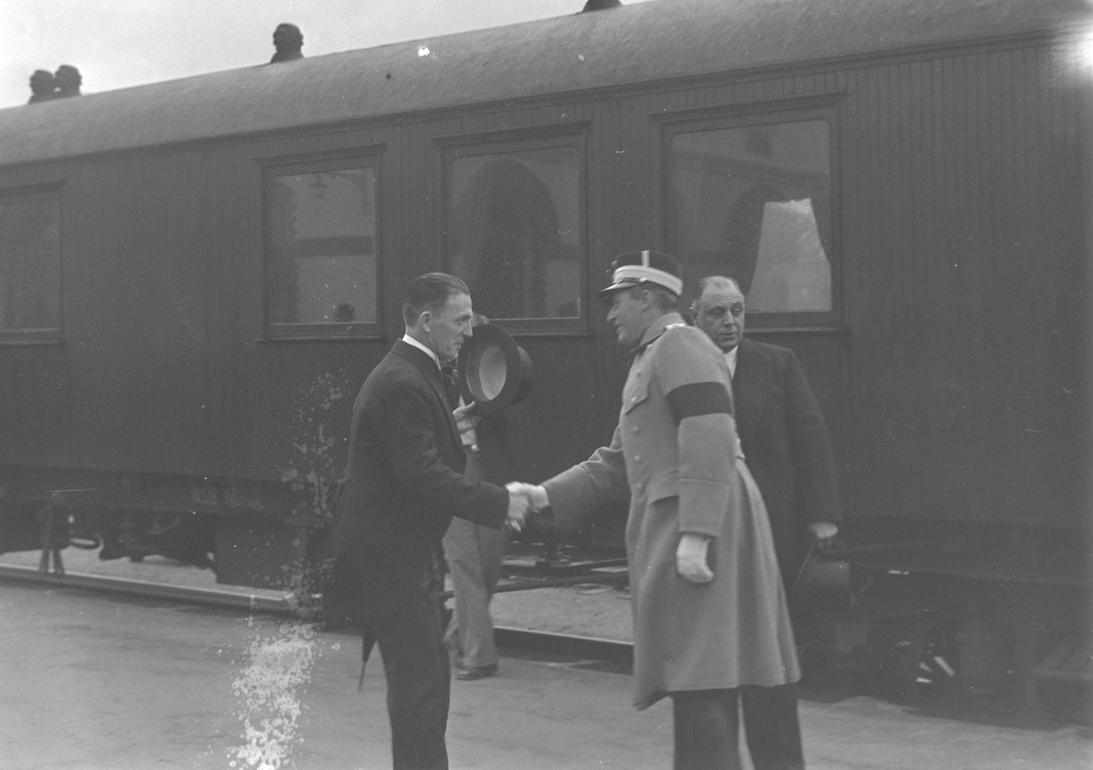 Jubileumsutstillingen i Levanger 1936 - kronprins Olav ved stasjonen