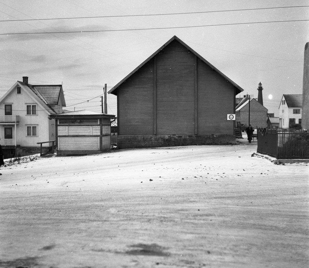 Bautaplassen Andenes, bolig t.v. tilhørte Tormod Tønder,kiosk Margaret Aanes, Menighetshuset. 11.12.1954.