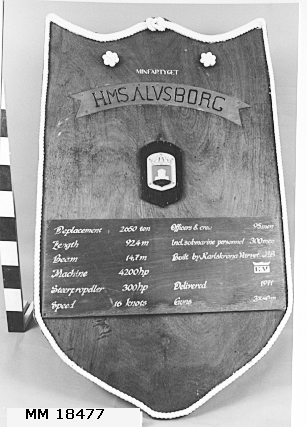 Informationstavla i form av vapensköld av fernissad mahogny.
I mitten överst banderoll av mässingsplåt med punsad text övermålad i svart: "HMS ÄLVSBORG" samt ovanför "MINFARTYGET" i vitt.
Nederst rektangulär platta med uppgifter skrivna med vit text: "Deplacement 2650ton  Lenght 92,4m  Beam 14,7m  Machine 4200hp    Steerpropeller 300hp  Speed 16knots  Officers&crew 95men  incl submarine personnel 300men  bulit by Karlskrona Varvet AB  Delivered 1971  Guns 3x40mm".
Baksidan är försedd med hopfällbart stativ av trä, att användas för placering på kajen, samt byglar för upphängning.