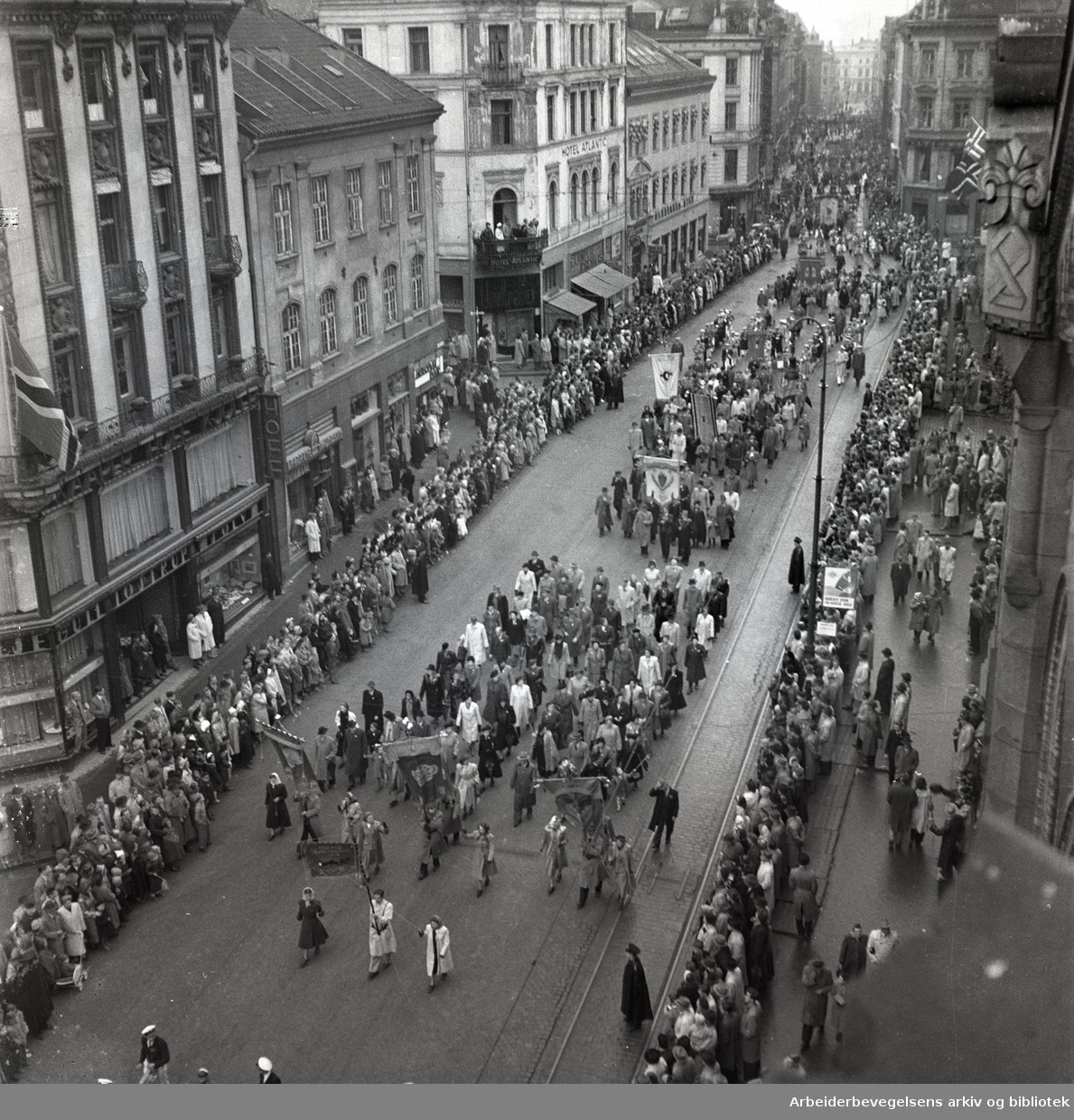 1. mai 1950, demonstrasjonstoget i Karl Johans gate.