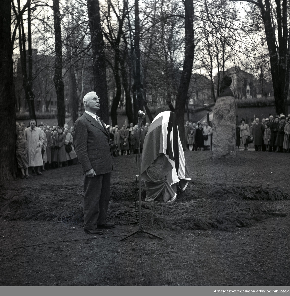 1. mai 1952, Halvdan Koht avduker gravstein på graven til Marcus Thrane på Vår Frelsers gravlund.