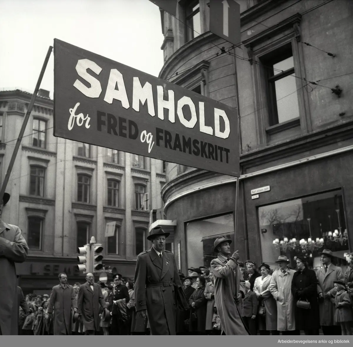1. mai 1954 i Oslo.Demonstrasjonstoget.Parole: Samhold for fred og framskritt.