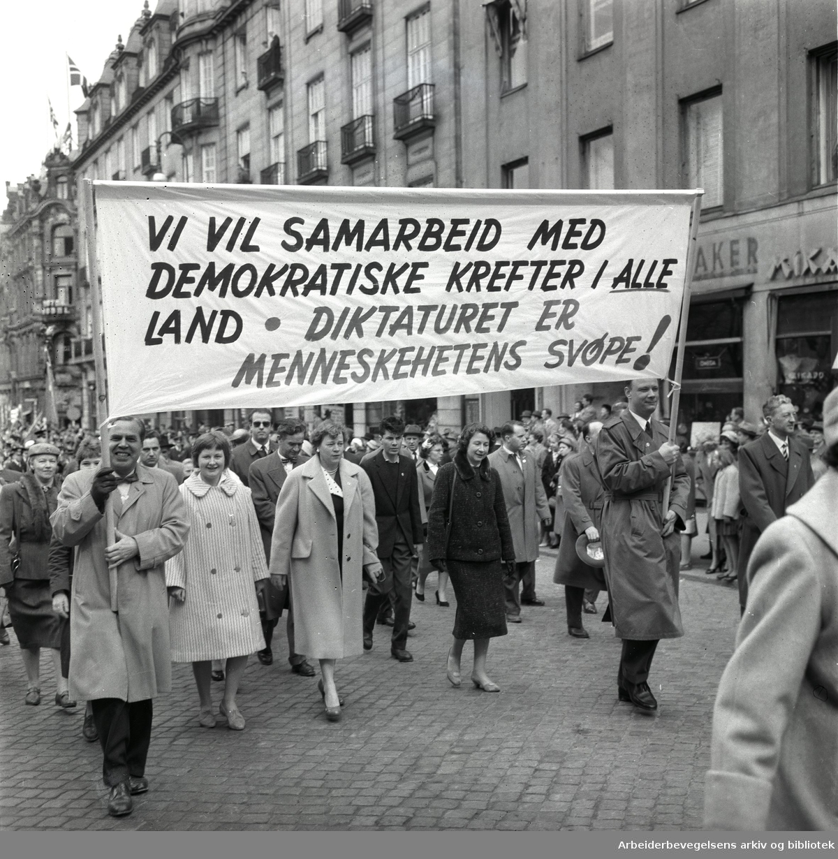 1. mai 1959 i Oslo.Karl Johans gate..Demonstrasjonstoget..Parole: Vi vil samarbeid med demokratiske krefter i alle land - Diktaturet er menneskehetens svøpe!.....