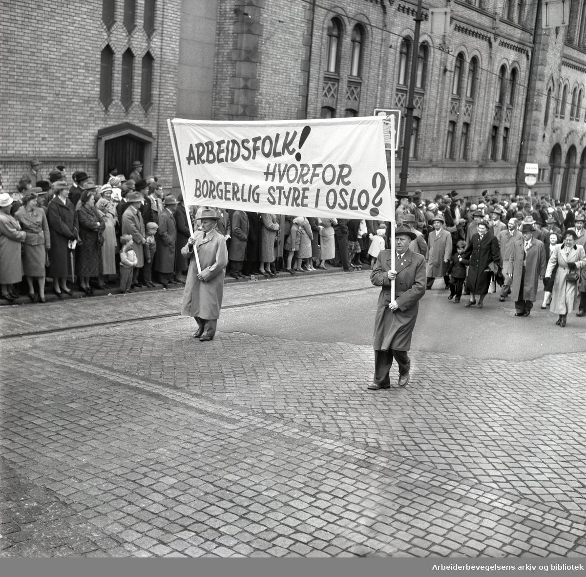1. mai 1959 i Oslo.Karl Johans gate .Demonstrasjonstoget..Parole: Arbeidsfolk! Hvorfor borgelig styre i Oslo?....