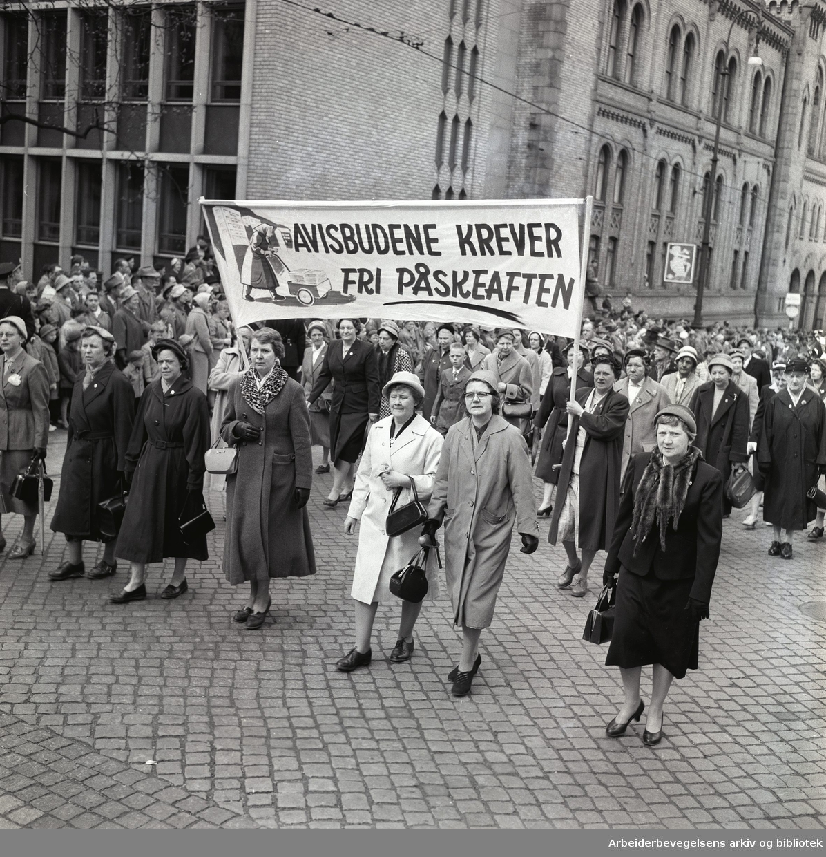 1. mai 1959 i Oslo.Karl Johans gate..Demonstrasjonstoget..Parole: Avisbudene krever fri påskeaften....