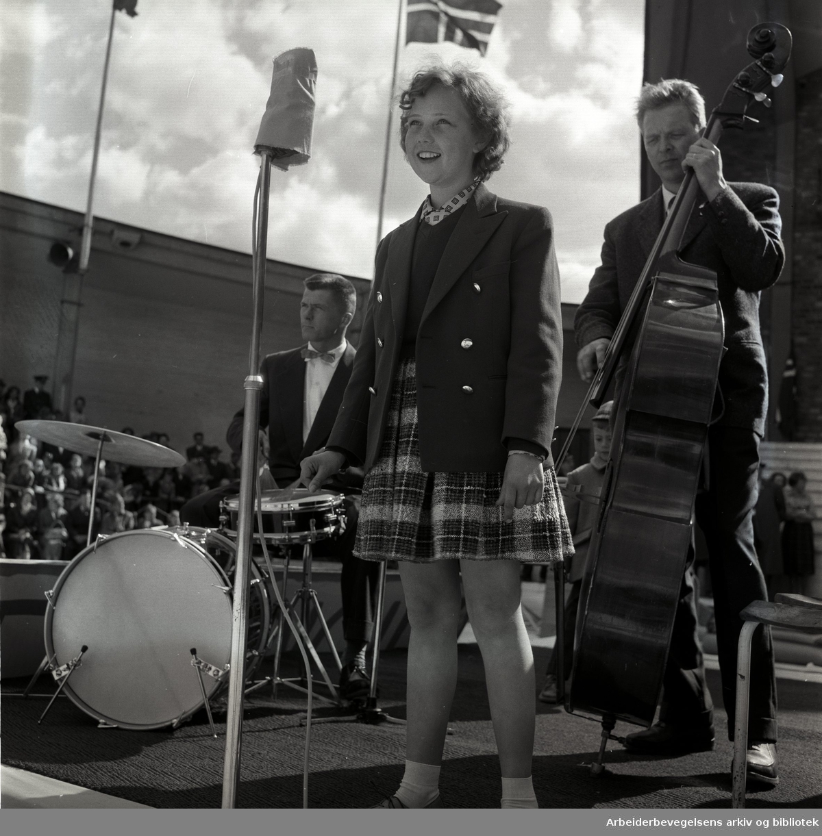 1. mai 1960 i Oslo.Framfylkingens arrangement på Jordal Amfi."Lille Grethe", .Grethe Nilsen.Grethe Kausland underholder...