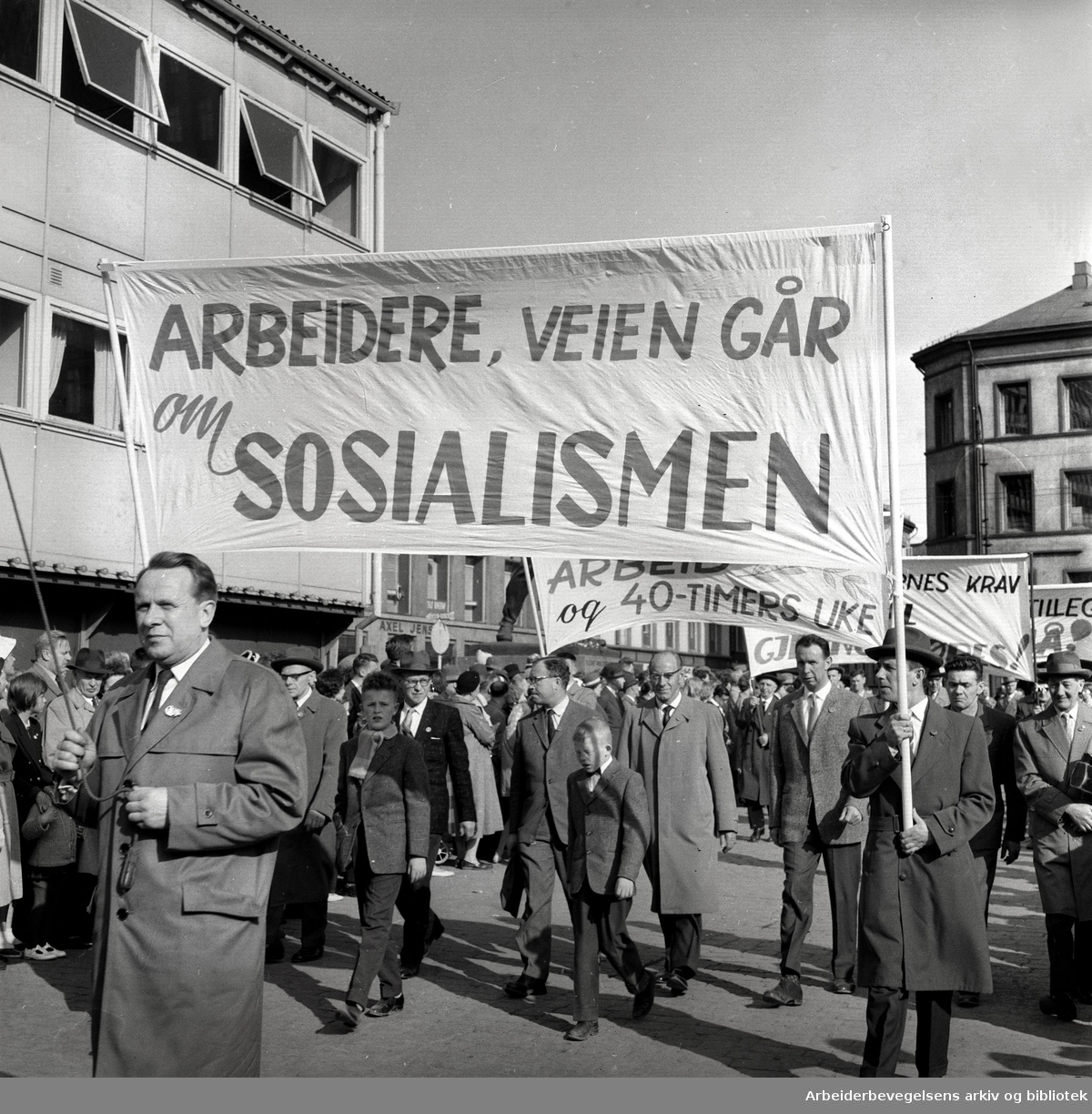 1. mai 1961, kommunistpartiets demonstrasjonstog på Youngstorget. Parole: Arbeidere, veien går om sosialismen.