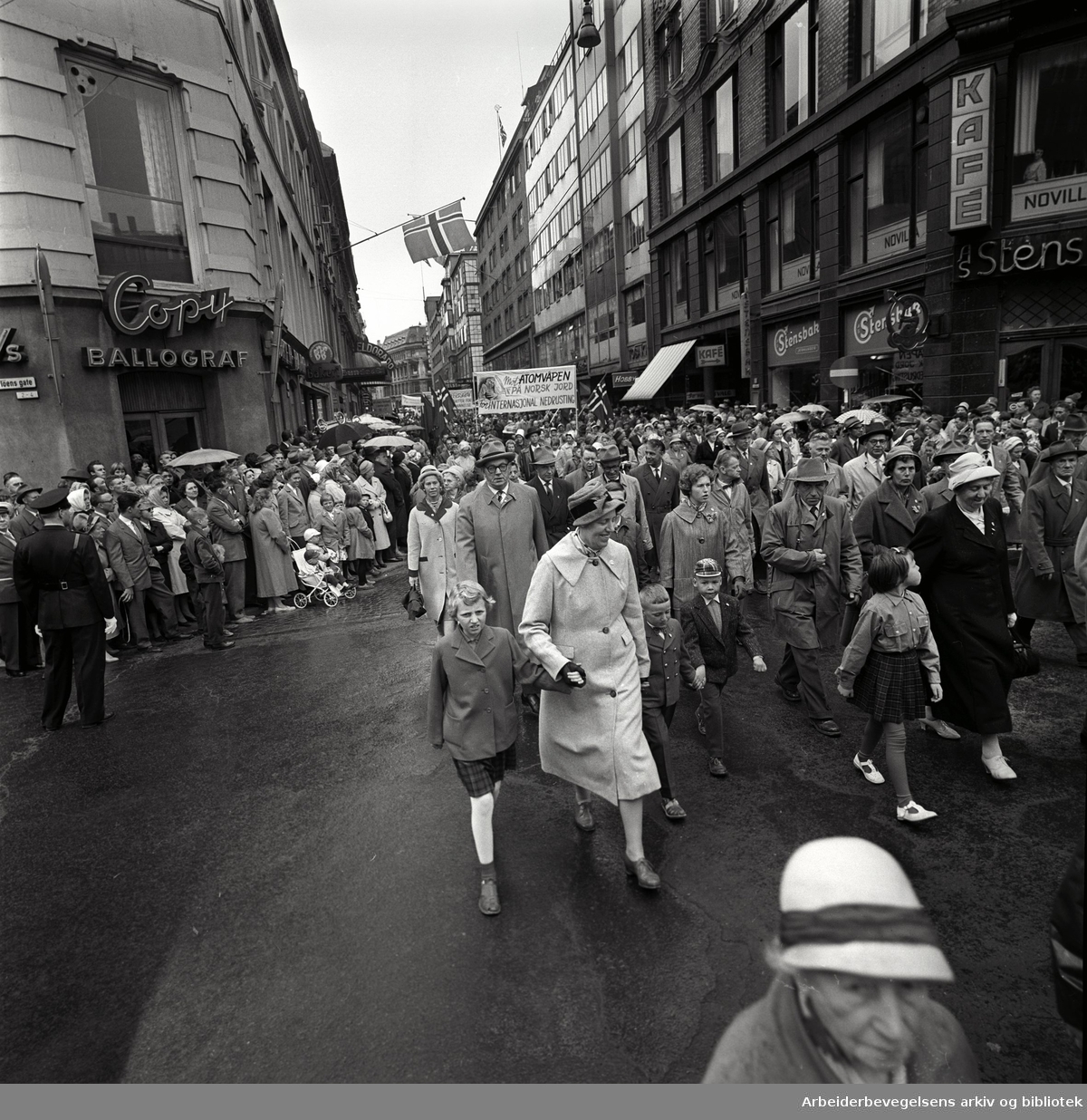 1. mai 1961 i Oslo.Demonstrasjonstoget i Torggata..Parole: Mot atomvåpen på norsk jord.For internasjonal nedrustning.