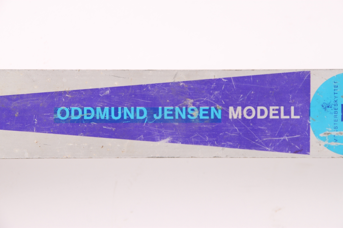 Et par rulleski i modell Oddmund Jensen. Rottefella Fønix-binding medfølger, men er ikke montert.