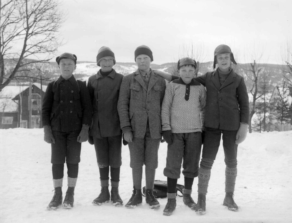 Skoleelever ved Lillehammer folkesskole 1925. Gruppe av skolebarn. Gutter.
