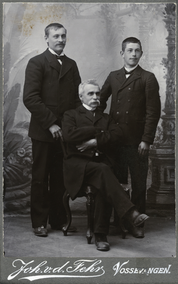 Studioportrett av tre menn, vevmeister Richard Kremer i midten.