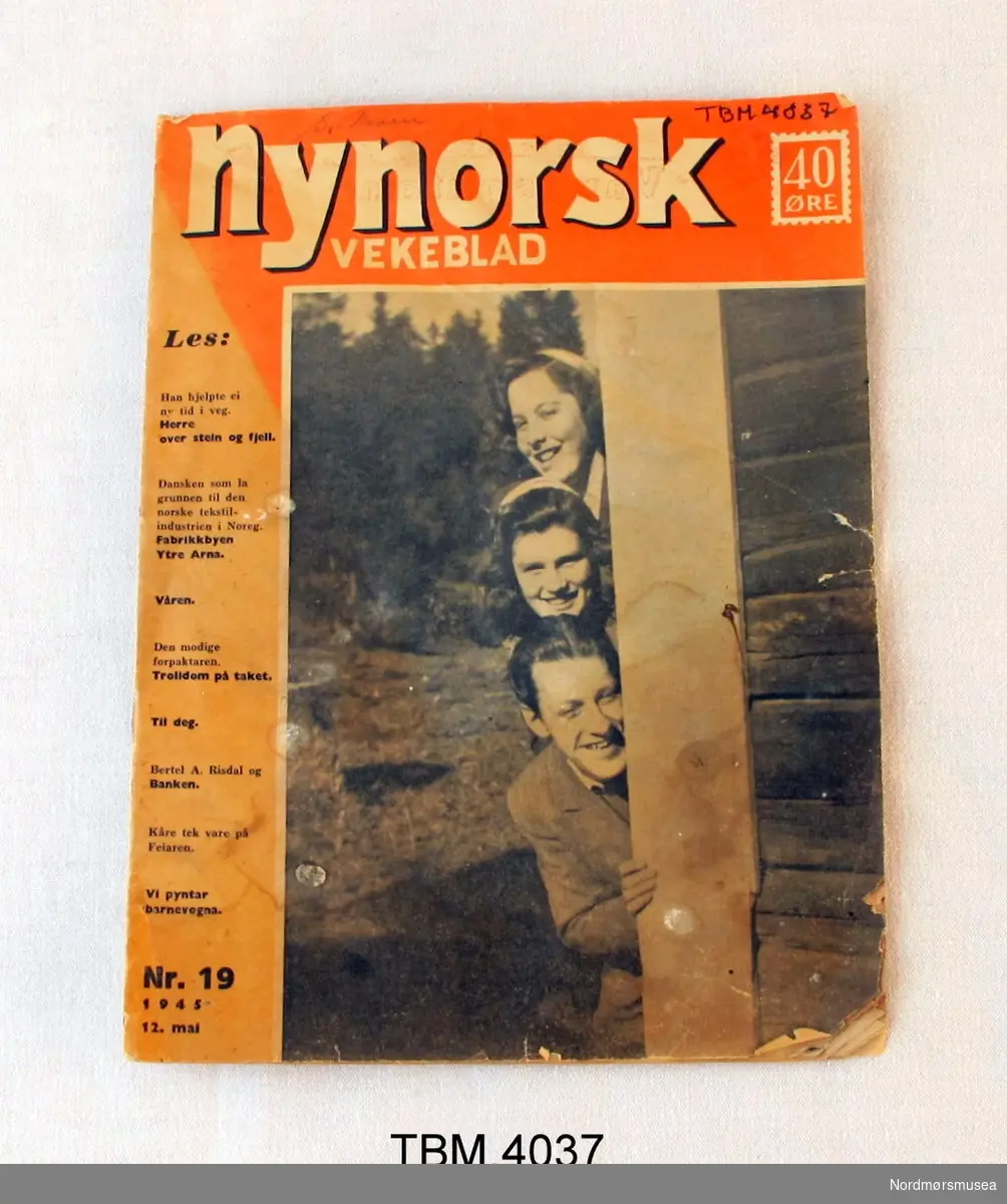Eit eksemplar av "Nynorsk Vekeblad" frå 1945.
Utapå er det  bilete av tre ungdommar som kikkar fram frå bak eit hushjørne.