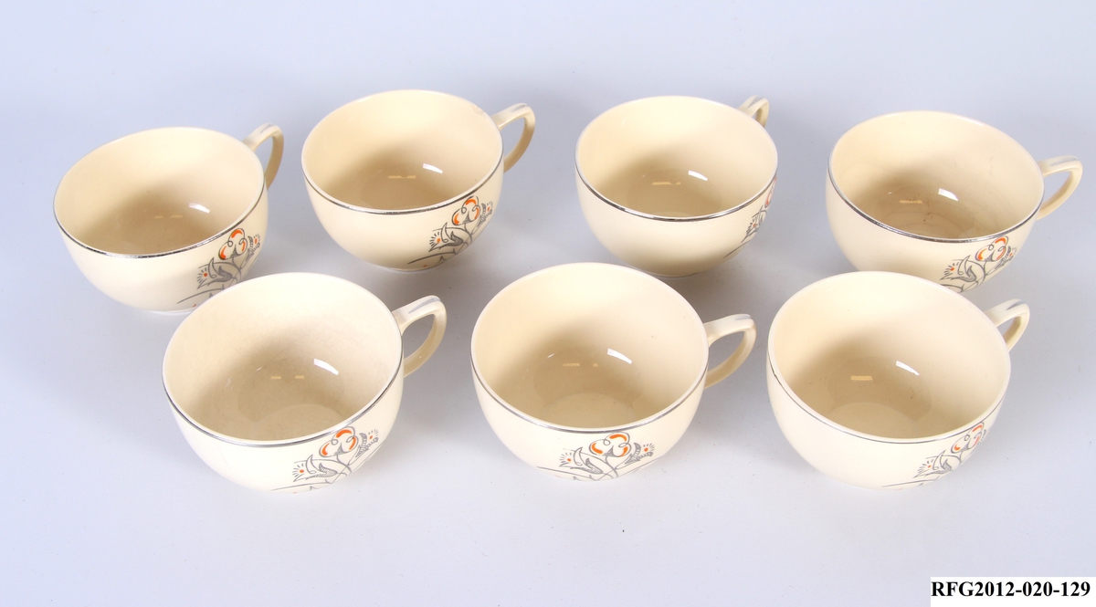 Teserviset består av kopper med tilhørende skåler.