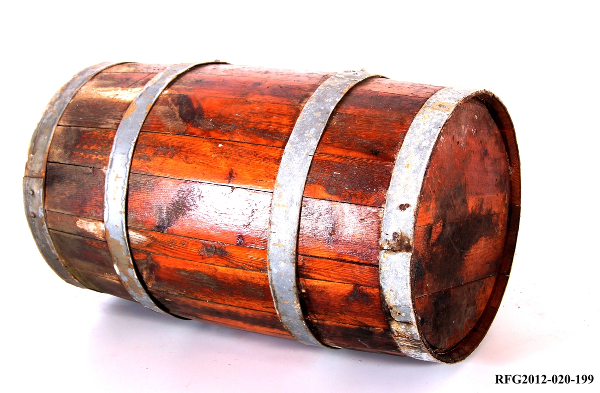 Tønne med fathuk. Tønnen ble brukt til oppbevaring av brisling og lignende. Mens fathuk ble brukt ved heising av tønner og oljefat.