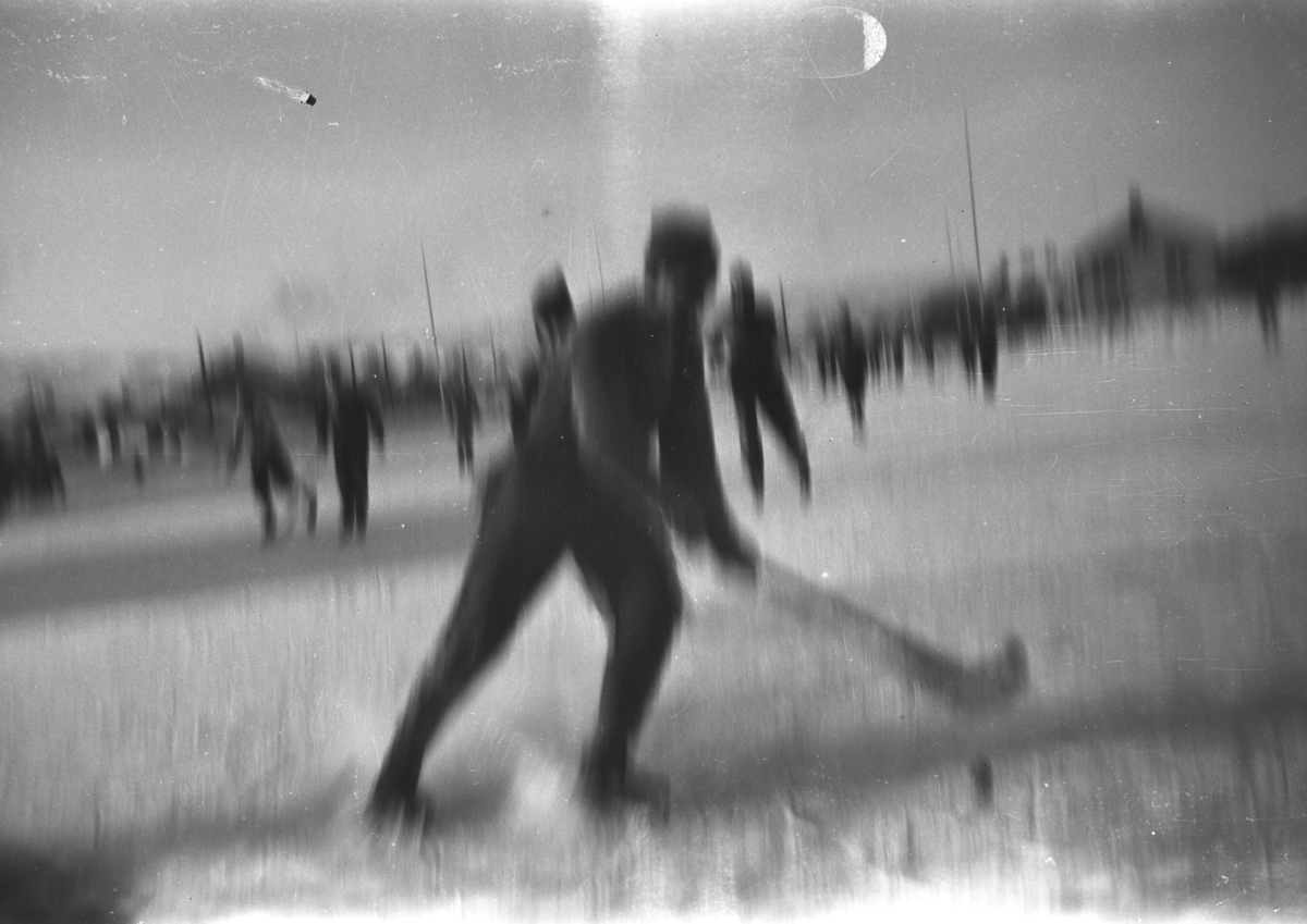 Bilde fra en bandy-kamp. Personer og sted er ukjent, men det kan være i Vadsø på 1950-tallet.