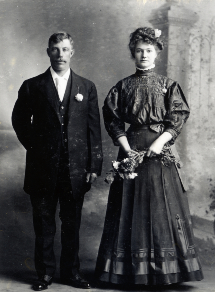 Brudebilde av Ragnhild og John Holdal. De utvandra til North Dakota i 1908.