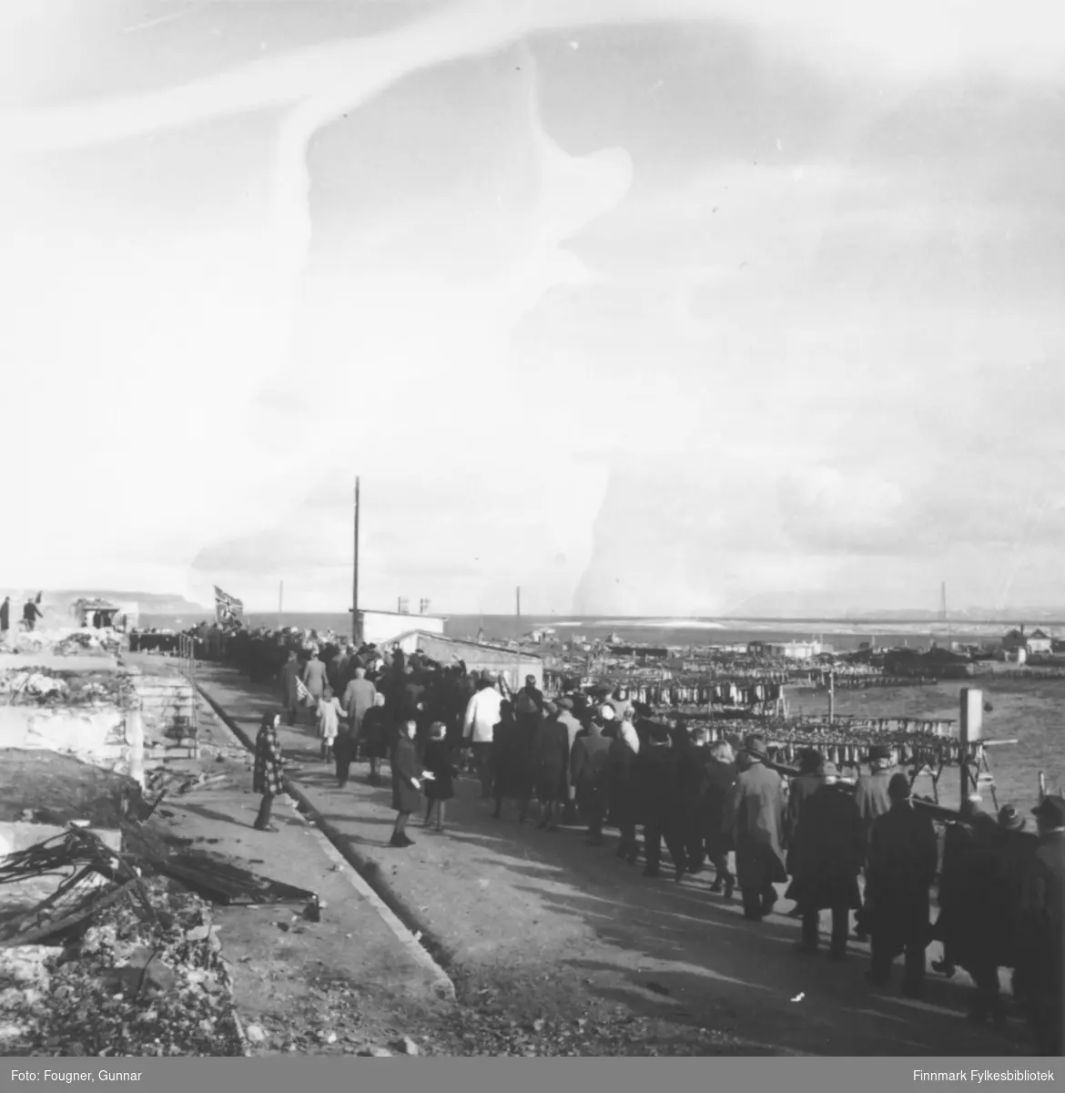 8. mai 1945 i Vadsø. En gruppe barn og voksne går i tog.