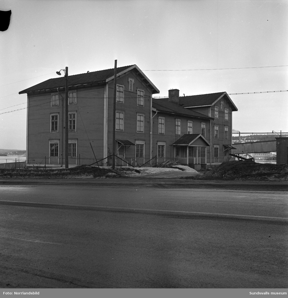 Gamla folkskolan i Svartvik, bolagsskolan, som revs för att ge plats för sulfitfabriken.
