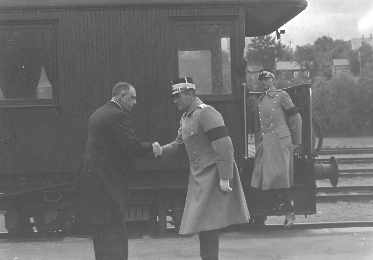 Jubileumsutstillingen i Levanger 1936 - kronprins Olav på jernbanestasjonen