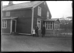 Gruppebilde. To menn, trolig sogneprest Johan Grasmo selv ti