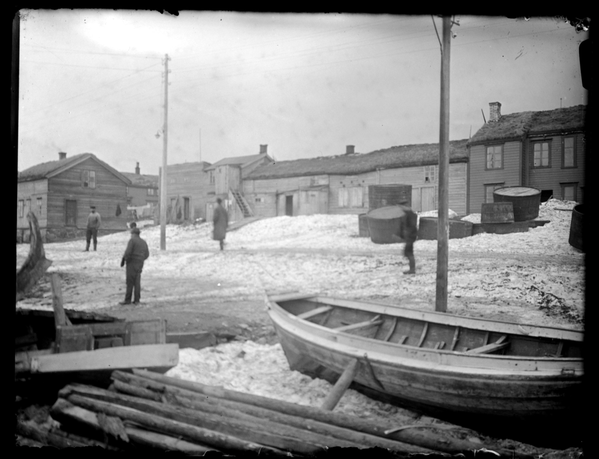 fra Strandgata. Fra venstre: P. Gustavsen (senere Ragnv. Amundsen), Nils B. Nilsen (bakgård til Volstad). Mellom Amundsen og sjåen skimtes huset til O.Godtliebsen.