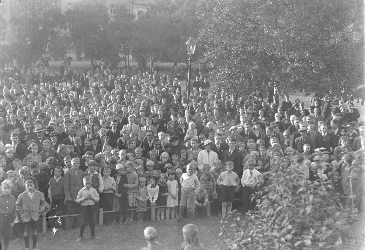Jubileumsutstillingen i Levanger 1936 - barn, ungdommer og voksne samlet i en park