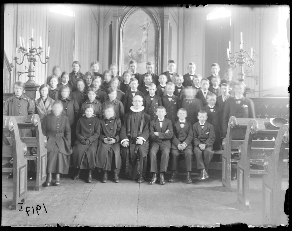 Konfirmanter, Vardø 1916-1917. Bildet er tatt inne i kirka. Midt i første rekke presten Johan Oskar Grasmo