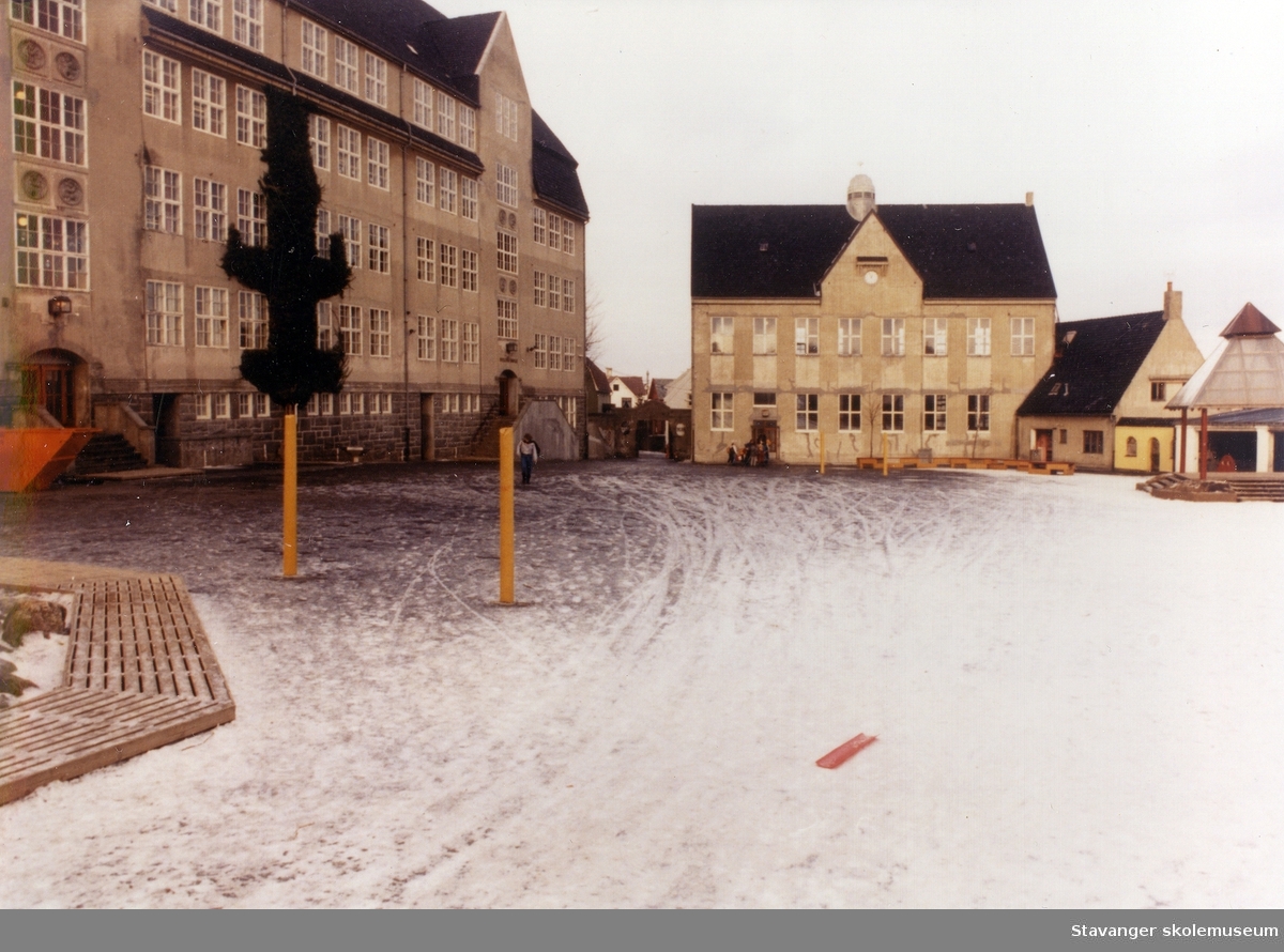 Eksteriørbilde av Nylund skole. 1989.