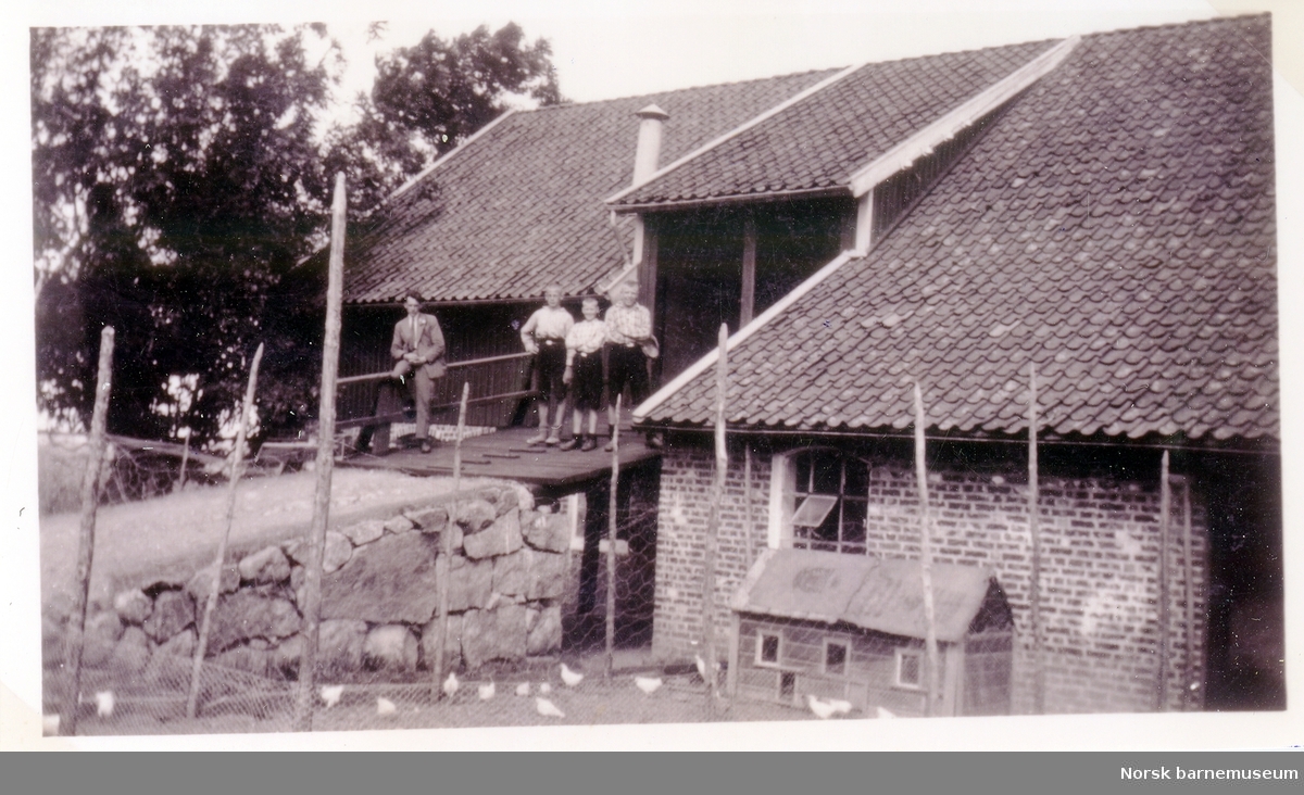 Fire gutter på løebrua på Lindøy skole. Skole for gutter med tilpasningsvansker. Opprettet i 1888, eies av Stavanger kommune, men drives av staten. 16 elevplasser.