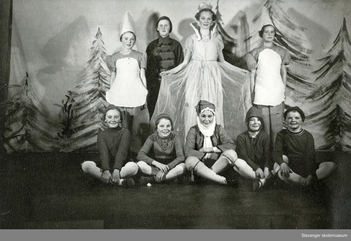 Eventyrkomedie: "Rumlingen". Hauge skole, Haugesund. Julen 1938.