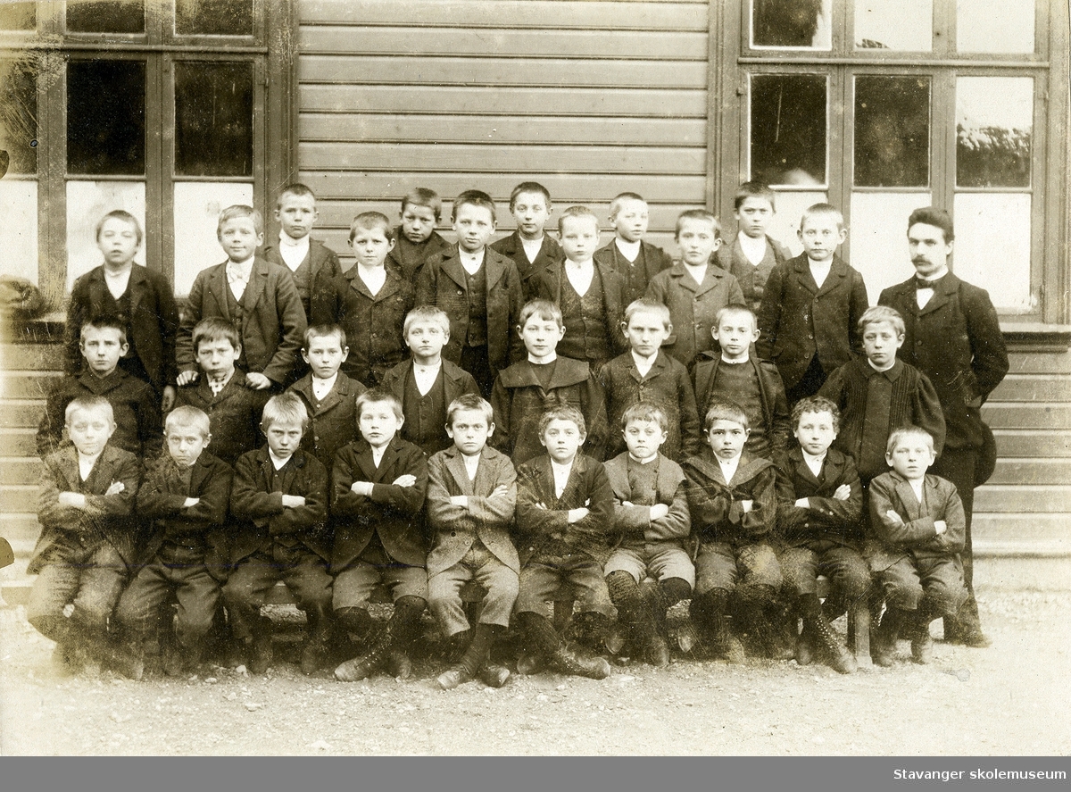 Klassebilde av unge gutter, 6 klasse. Johannes skole, utenfor gymnastikksalen, ca 1900.