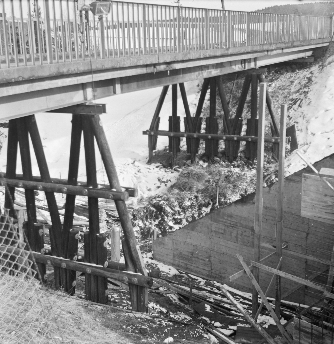 Fundamentene til den gamle riksveibroen over Urskog-Hølandsbanen ved Fyen, Sørumsand. Broen ble revet i september 1968, etter at riksveien var lagt om.