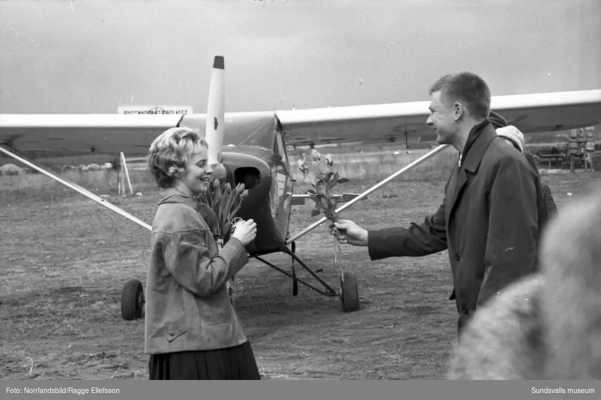Inger Eriksson, Sveriges yngsta flygarflicka, flög mellan Jönköping och Midlanda, där hon välkomnades med stora famnen. Reportage för Dagens Nyheter.
