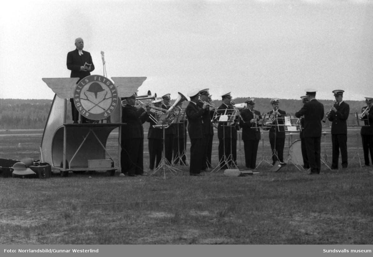Flygdagen på Midlanda 1960 lockade storpublik då det bjöds på flyguppvisning, orkester, tal och fallskärmshoppning.