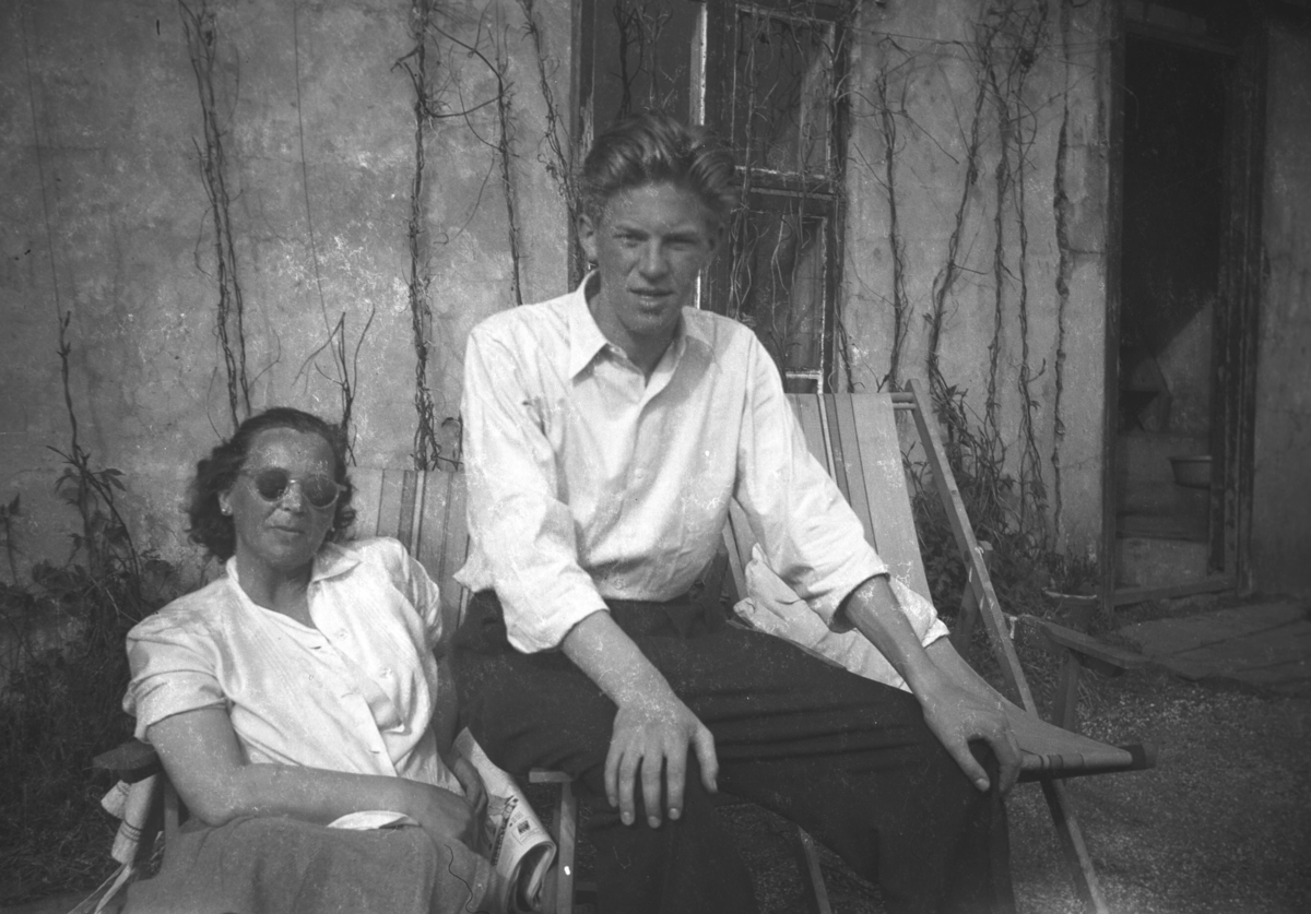 Frida og Tor Hauge sitter i to hagestoler. Stedet er ukjent, men kan være Vadsø.