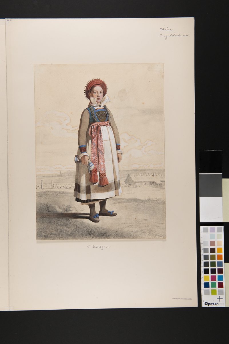 Akvallererad blyertsteckning. Stående kvinna i helfigur med vitt förkläde och vävda band. Landskap i bakgrunden. Akvarell i storformat av Otto Wallgren.