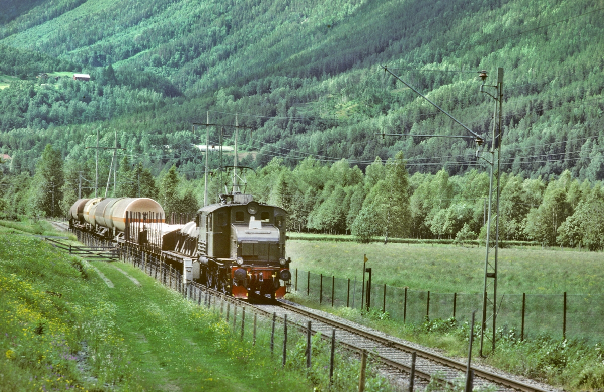 Godstog på Rjukanbanen med elektrisk lokomotiv RjB 14 (NSB El 1 2001). Norsk Hydro, Norsk Transportaktieselskap (Norsk Transport).