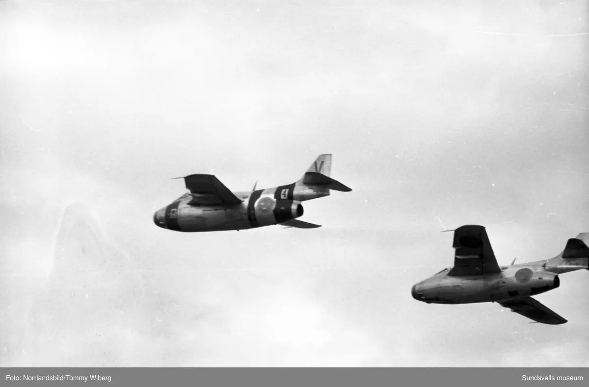 Full aktivitet på Midlandas flygdag. Bland annat publikbilder, raketuppskjutning (!), flyguppvisning, fallskärmshopp och polisryttare.  Här syns också den nybyggda terminalbyggnaden.