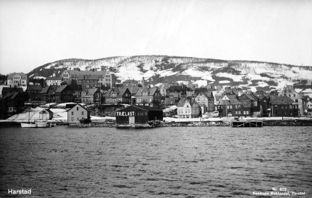 Bebyggelse fotografert fra Harstadsjøen. Byskolen i bakgrunnen.