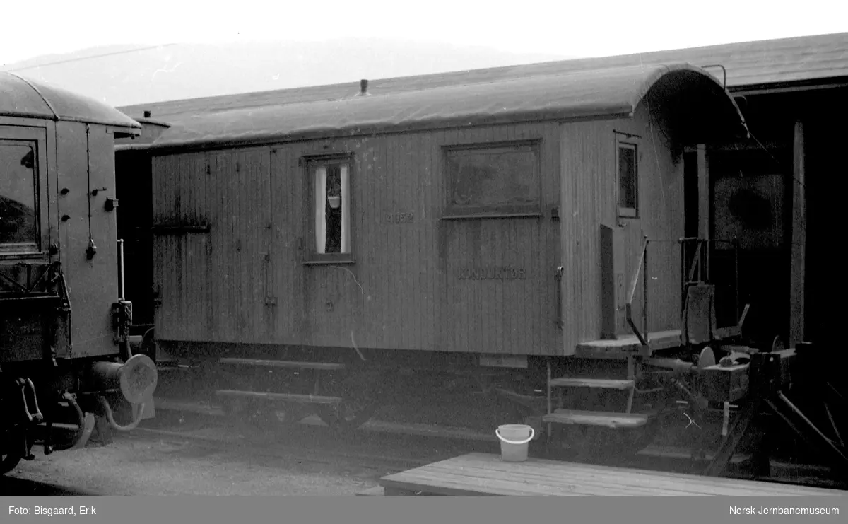 Tidligere konduktørvogn nr. 145952 som stasjonsvogn på Voss stasjon