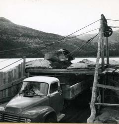 Vannkraftutbygging, lastebil som blir fylt med sand.