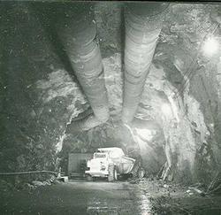 Vannkraftutbygging, lastebil inne i tunnelen.